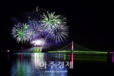 예산군, ‘예당호 출렁다리 빛밤 불꽃축제’ 개최