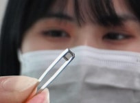 LG유플러스, 초소형 보안 강화 eSIM 개발…스마트폰 유심 18분의 1 크기