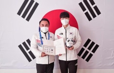 [2022 베이징 동계올림픽] 문재인 대통령의 축전 전달받는 김민석