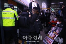 [포토] 장애인단체, 충무로역서 시위