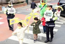 [포토] 투명 우산 안전해요! 도로교통공단, 어린이 교통안전 캠페인 진행