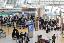 코로나 이전으로 돌아간 인천공항…올해 첫 하루 2만명 이용