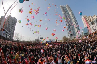 北 김정은, 아파트 단지 준공식 참석…별도 발언 없이 테이프 커팅