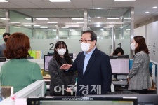 업무 복귀 조광한 경기 남양주시장, 첫 일정 코로나 대응 직원 격려