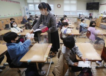 대면 수업 늘자 교권침해도 증가...교직원 간 방역 업무 갈등도