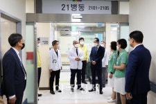 송하진 전북도지사, 전북대병원 코로나대응 의료진 격려 방문