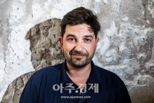 [재개된 해외초청작] 수년간 잊고 산 감각 깨우는 무대