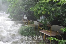 화천군, 삼일계곡 불법 시설물 철거 안 하면 고발한다더니...뒷짐만