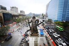 [포토] 광화문광장 이순신 동상 세척 작업