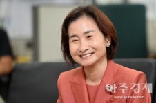 이행숙 인천시 균형발전정무부시장 취임...유정복 시장 임명장 수여