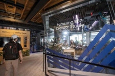 [르포] 첼시 마켓 옆 삼성 837 가보니...뉴요커 1000명씩 찾는 갤럭시·가전 놀이터(영상)