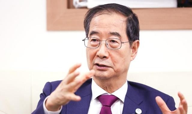 집중호우 피해 상황 점검과 대응 계획 마련에 주력하는 한덕수 국무총리, 침수대책 강조 및 물막이판 시연 진행 중.