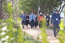 정장선 평택시장, 숲속 생태흙길 자주 걸으시면서 건강 챙기시길 바란다