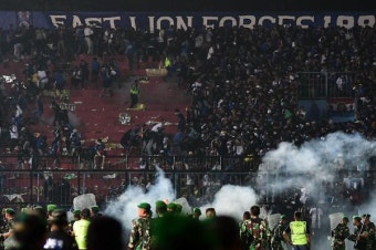 인도네시아 축구장서 관중 난동...129명 이상 숨져