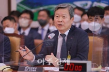 [포토] 답변하는 김일환 한국도로공사 사장 직무대행