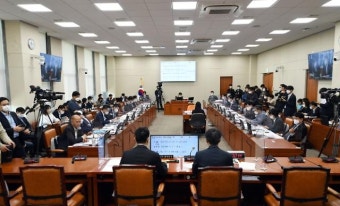 [2022 국감] 與野, 정무위서 공방 격화...'대북코인사업 연루설' vs '도이치모터스 주가조작'