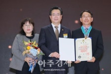 [포토] 안경구 조은종묘(주) 대표이사, 동탑 산업훈장 수상