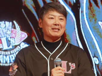 너희도 내년에 함께…김원형 SSG 감독, 전주고 야구부에 패딩 선물