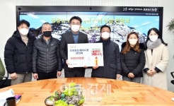 [포토] 오승록 노원구청장, 공릉동 도깨비시장 희망온돌 따뜻한 겨울나기 성금 전달