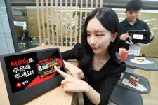 태블릿PC로 주문하면 AI 로봇이 서빙 KT, 티오더 외식업 DX 맞손