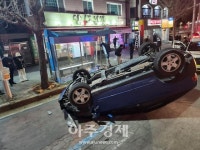 여수시 여천롯데마트 앞 도로에서 SUV차량이 버스정류장 충돌 후 전복