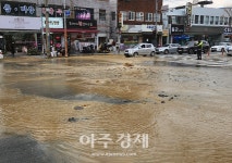 부산 하단동 동아대 앞 사거리 일대 도로 침수....차량 통제