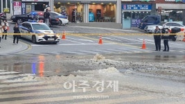 부산 사하구 상수도파열 추정 도로통제중...물난리