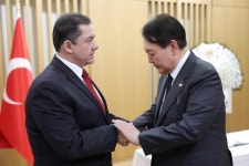 [포토] 주한 튀르키예 대사 위로하는 윤석열 대통령