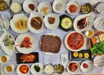 [기수정의 여행 미학] 1만원 한장에 상다리 휘청 혀끝에 감기는 엄마의 손맛
