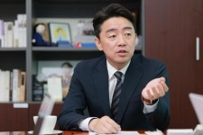 베트남서 온 강훈식 등 더미래 의원들, 李 거취 등 목소리 낸다