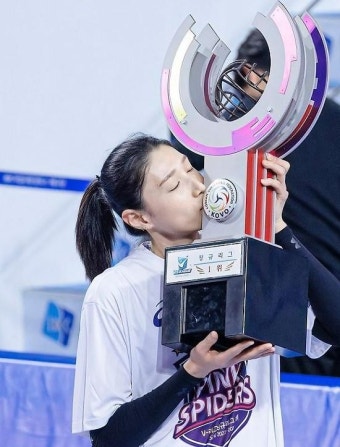 김연경, 여자배구 정규리그 1위 확정 후 우승트로피 키스 사진 SNS 게재