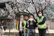 [포토] 농협유통, 봄 맞아 새빛맹인선교회와 창경궁에서 산책 도우미 활동