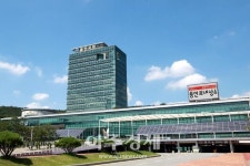 용인시 박영숙 느티나무도서관장은 정치중립과 도서관 공공성 회복 약속해야