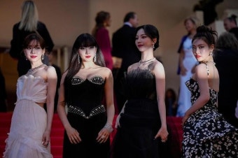 [슬라이드 포토] 'K팝 최초' 에스파, 완전체 칸 입성...카리나 목걸이만 16억?