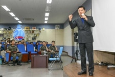 공군, 소통 치유전문가 김창옥 토크콘서트…개인·그룹 상담