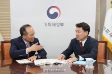 김진태 강원도지사, 추경호 경제부총리 만나 강원 현안사업 논의