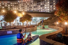 낮엔 파도풀…밤엔 스파 물놀이 마니아 다 모여라~