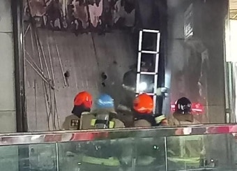 [종합] 1000여명 대피한 잠실 롯데백화점 화재 진압···인명피해 없어