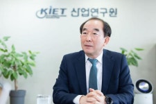 [아주초대석] 주현 산업硏 원장 "산업 대전환기, 미래 경쟁력 국가 차원서 고민해야"