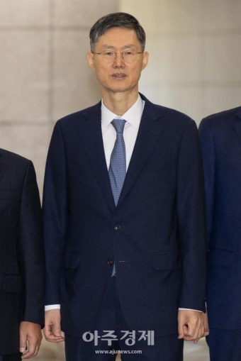[포토] 기념 촬영하는 문형배 헌법재판관