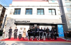 [포토] 오승록 노원구청장, 장애인 친화 미용실 헤어카페 더휴2호점(공릉점) 개관식 참석