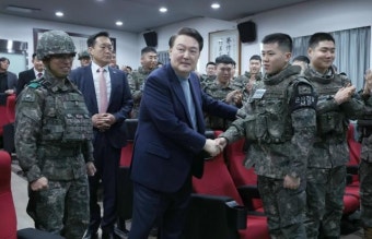 尹대통령, BTS부대 격려방문...