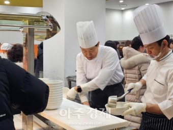 오세훈, 신년 맞아 시청 직원들에게 떡국 배식...