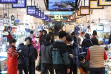 설 차례상 비용 전통시장 21~23만원·대형마트 26만원, 전년보다 2~3% 상승...서울시, 시장 61곳서 30%할인
