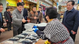 대구 북구청, 설 명절 전 팔달신시장에서 공무원 장보기 행사 가져