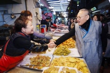 [지역 이야기 흐르는 로컬 100] 수원 못골시장, 15년간 문화가 꽃피운 전통시장