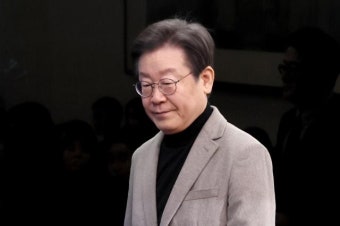 공관위도 모르는 여론조사·실무회의...민주, '이재명 사천 논란' 가열