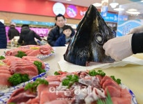 [포토] 농협유통, 참치데이 맞아 참치 해체 쇼와 할인 판매 진행