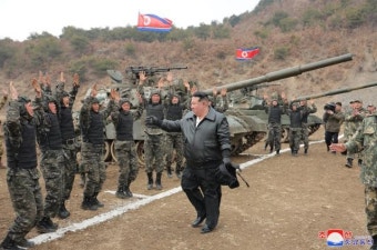 北김정은, 신형 탱크 몰며 