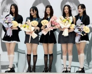 [슬라이드 포토] 인천공항을 밝힌 뉴진스 꽃보다 빛나네